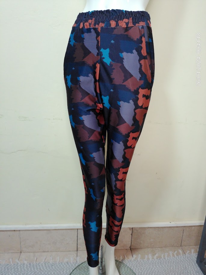 Pantalon deportivo estampado rojo azul y marron