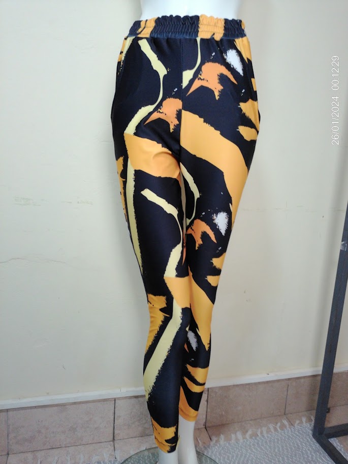 Pantalon deportivo estampado negro y amarillo