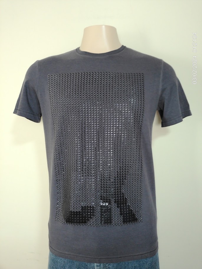 Remera deportiva mc gris con detalles