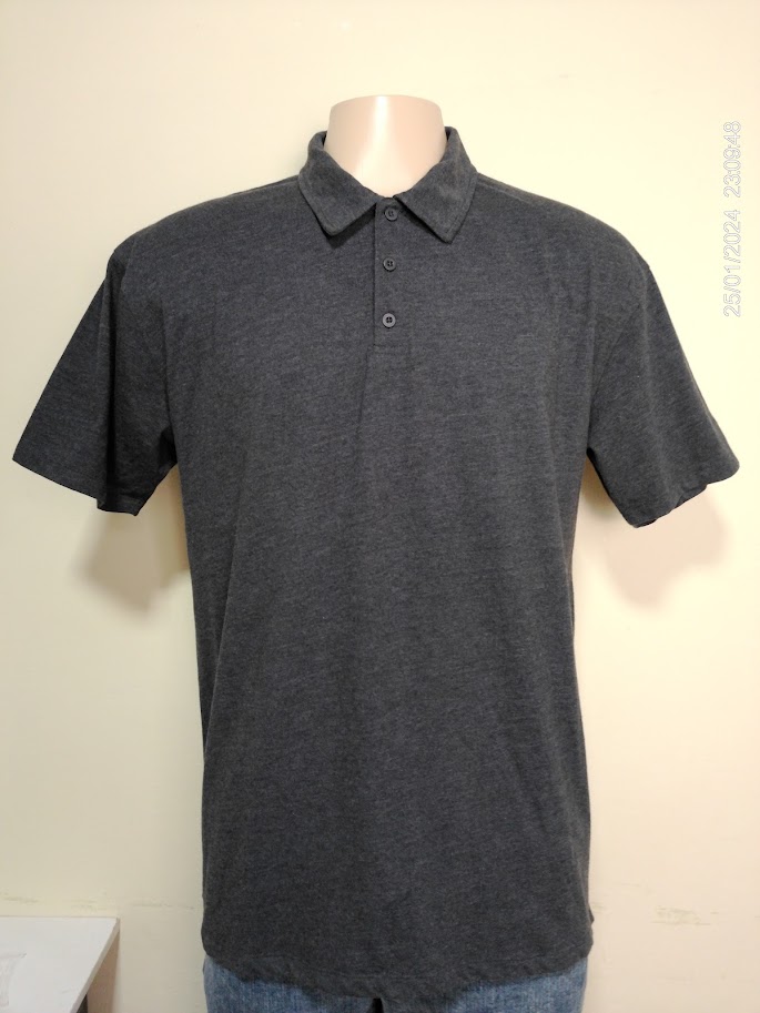 Remera manga corta gris oscuro con cuello