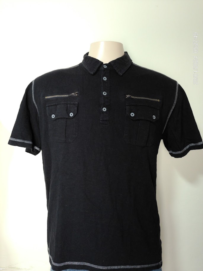 [MODMETIUSA0599] Remera con cuello negra con cierre y detalles