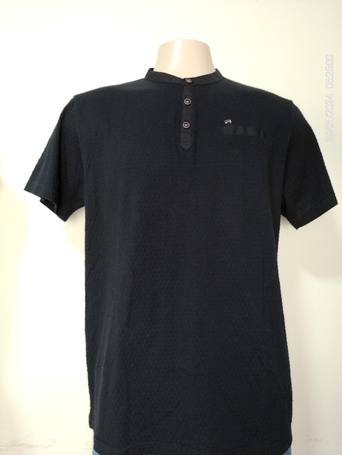 Remera manga corta negra con detalles