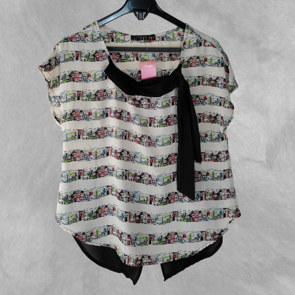 [339] Blusa Potters Pot Manga corta multicolor y negro Estampada talle S Con casitas