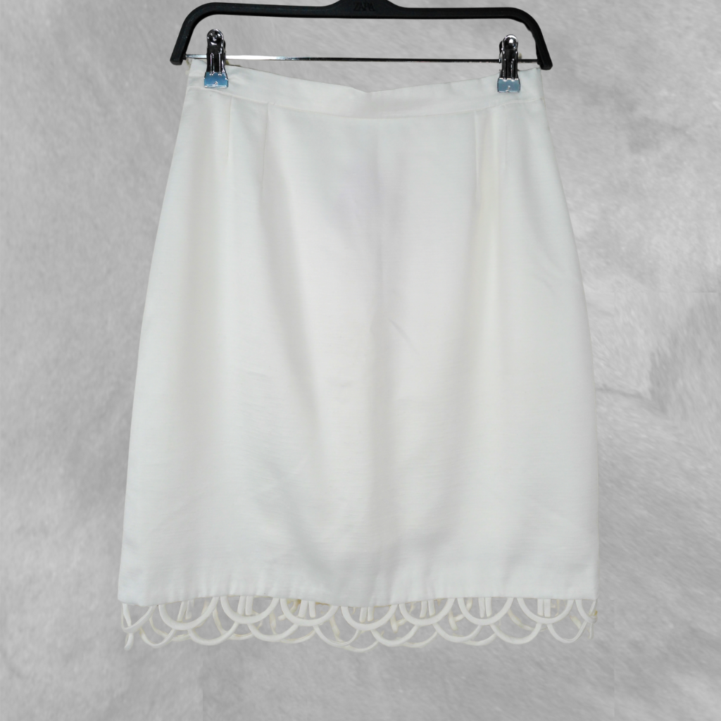 [364] Pollera Corta blanco talle M Con ribetes de shatu