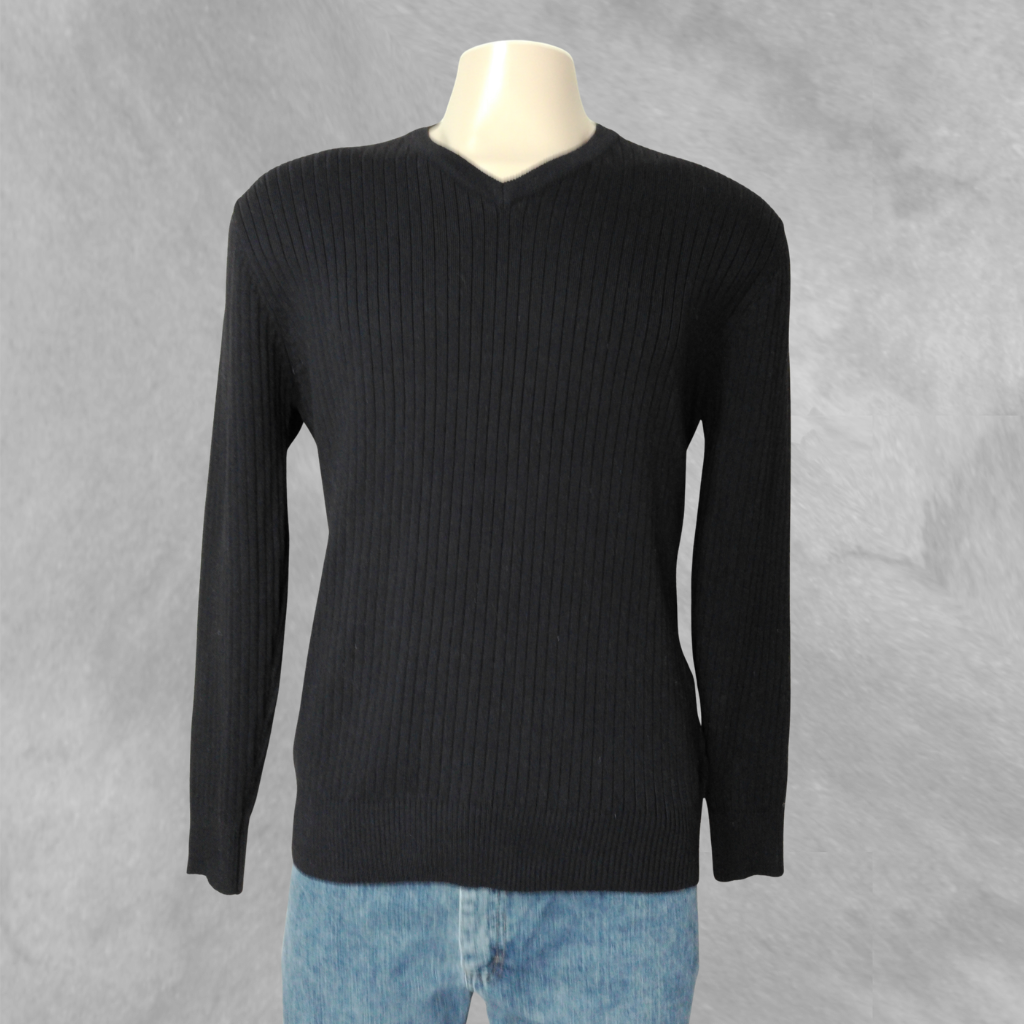[76] Sweater SingKei negro y con cuello en v talle XXXL