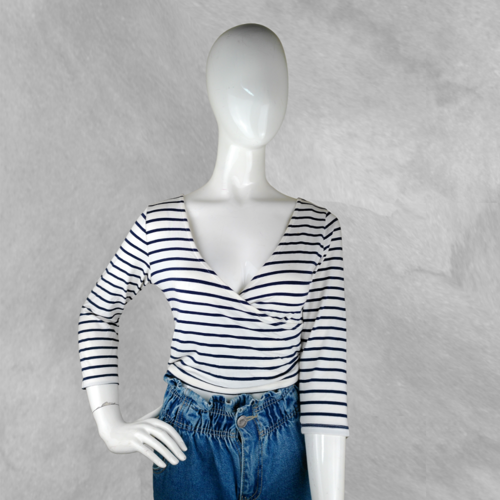 Blusa Sin marca manga 3/4 blanco y azul Rayado talle M