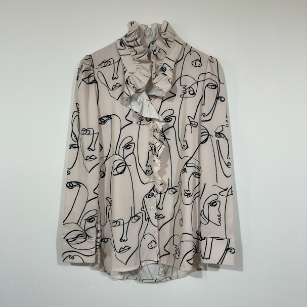 Camisa manga larga blanca y negra Estampada talle M Con volados y dibujos