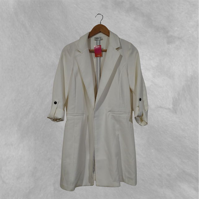 [1717] Blazer manga 3/4 blanco Liso talle P Tipo trench. Con botones en las mangas ESKALA