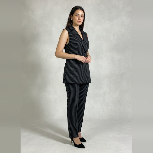 [0037001] Blazer sin manga negro y blanco Rayado talle Único A rayas blanca con un boton sin marca