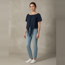 Blusa con manga azul oscuro Liso talle M Con lazo enfrente y detalle de bordado en el cuello