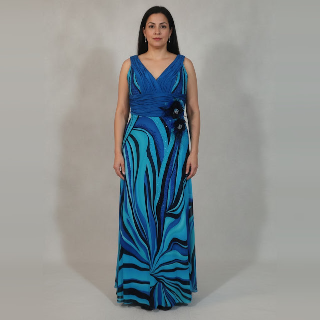 Vestido larga azul y celeste con estampado talle M con dos flores negras con plumas