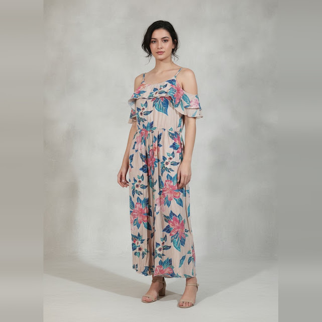 [0034023] Enterito Zara sin manga beige y azul Floral talle 9 Tipo palazo con diseños de flores azules y rosas