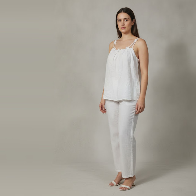 [0034028] Blusa sin manga blanca Liso talle P Con flores blancas bordadas y en las mangas