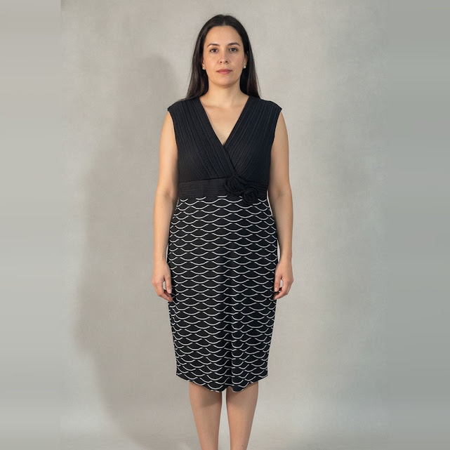 [0034043] Vestido sin manga negra y blanca con estampado talle L Maria bonita estampado en la pollera y dos flores negras enfrente