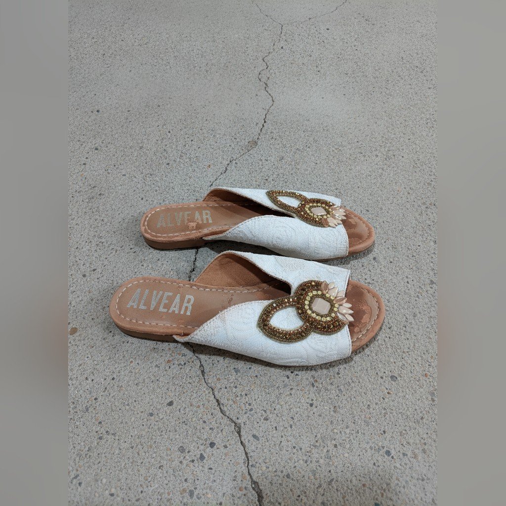 Calzado blanco beige sandalia talle 35