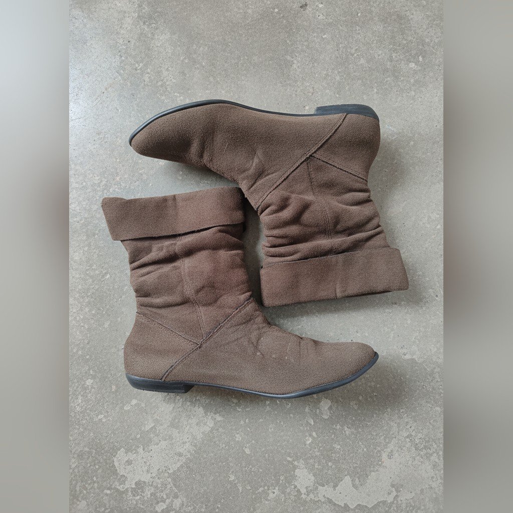 [5060] Calzado Sin marca gamuzada marrón botita talle 34.