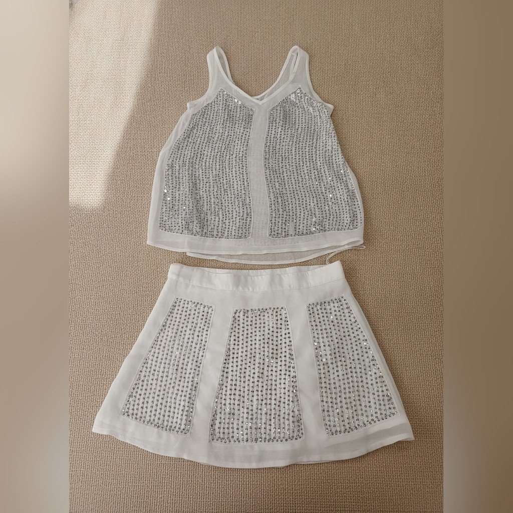[5142] conjunto Siberian Sin manga blanco y plateado blusa+pollera talle 36 con lentejuelas