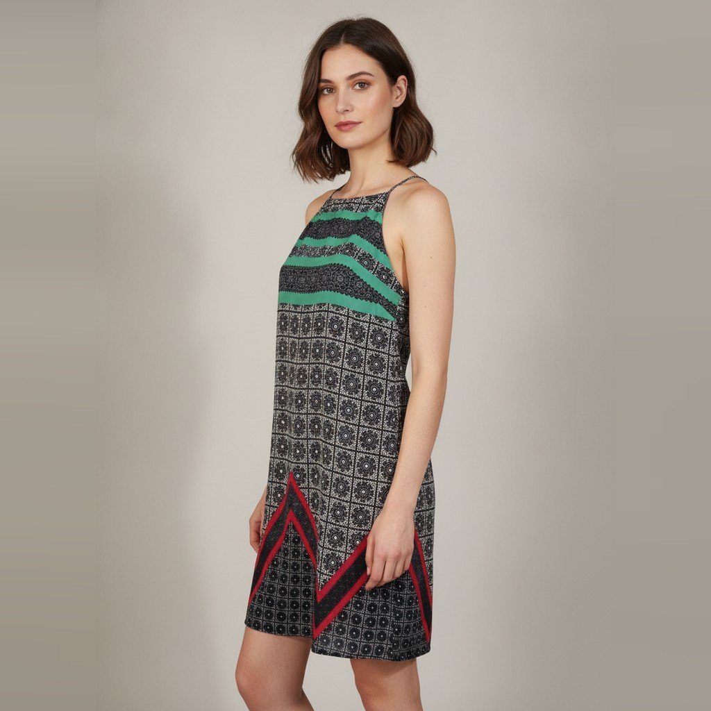 Vestido sin manga negro y blanco con detalle en rojo y verde talle m con tirantes