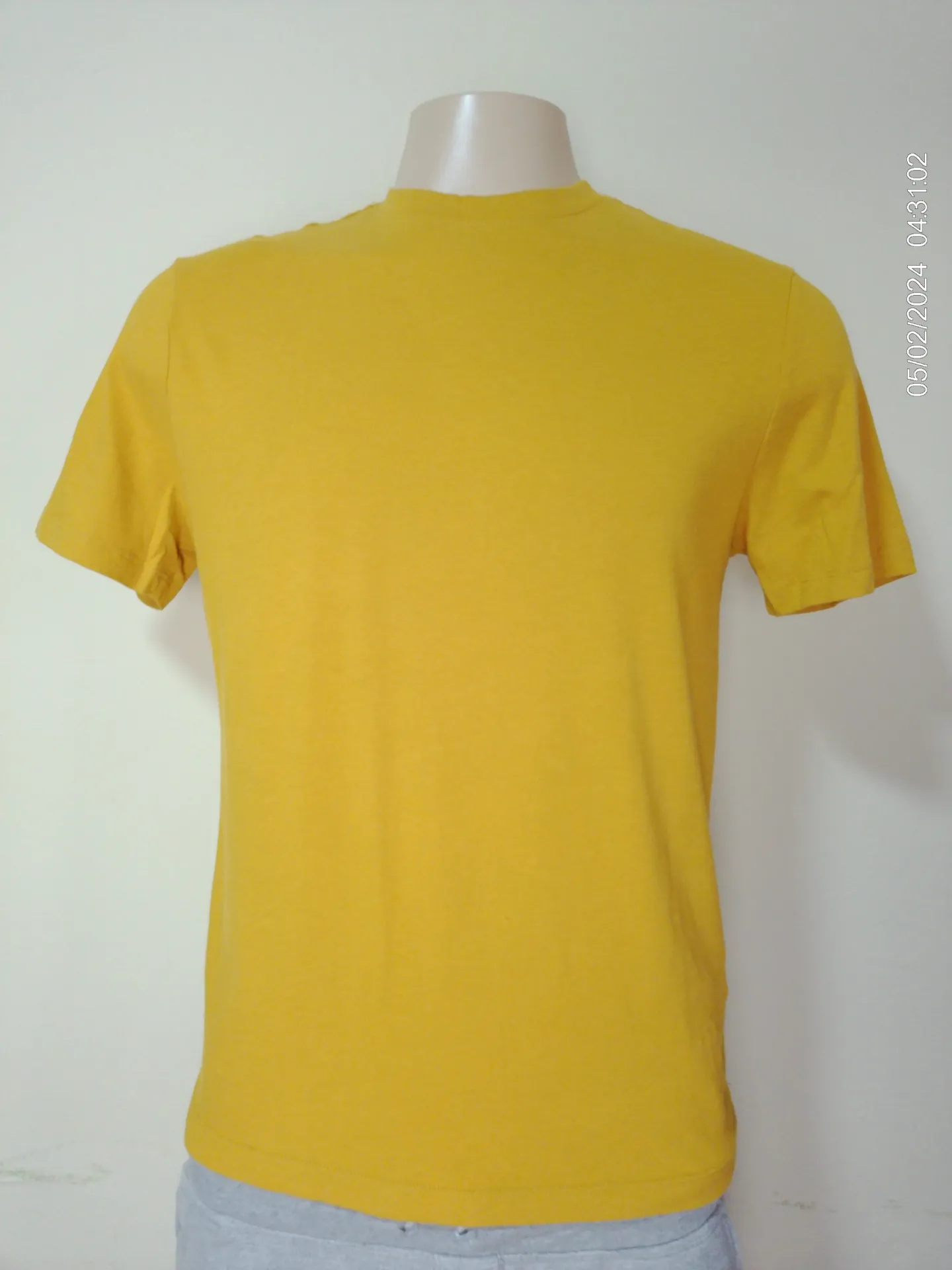 Remera de algodon mostaza