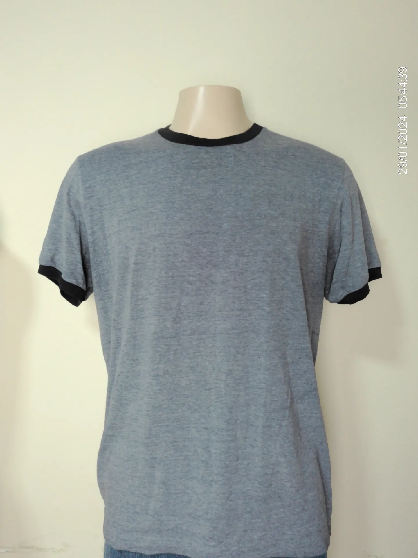 [MODMETIUSA0011] Remera manga corta gris cuello redondo negro