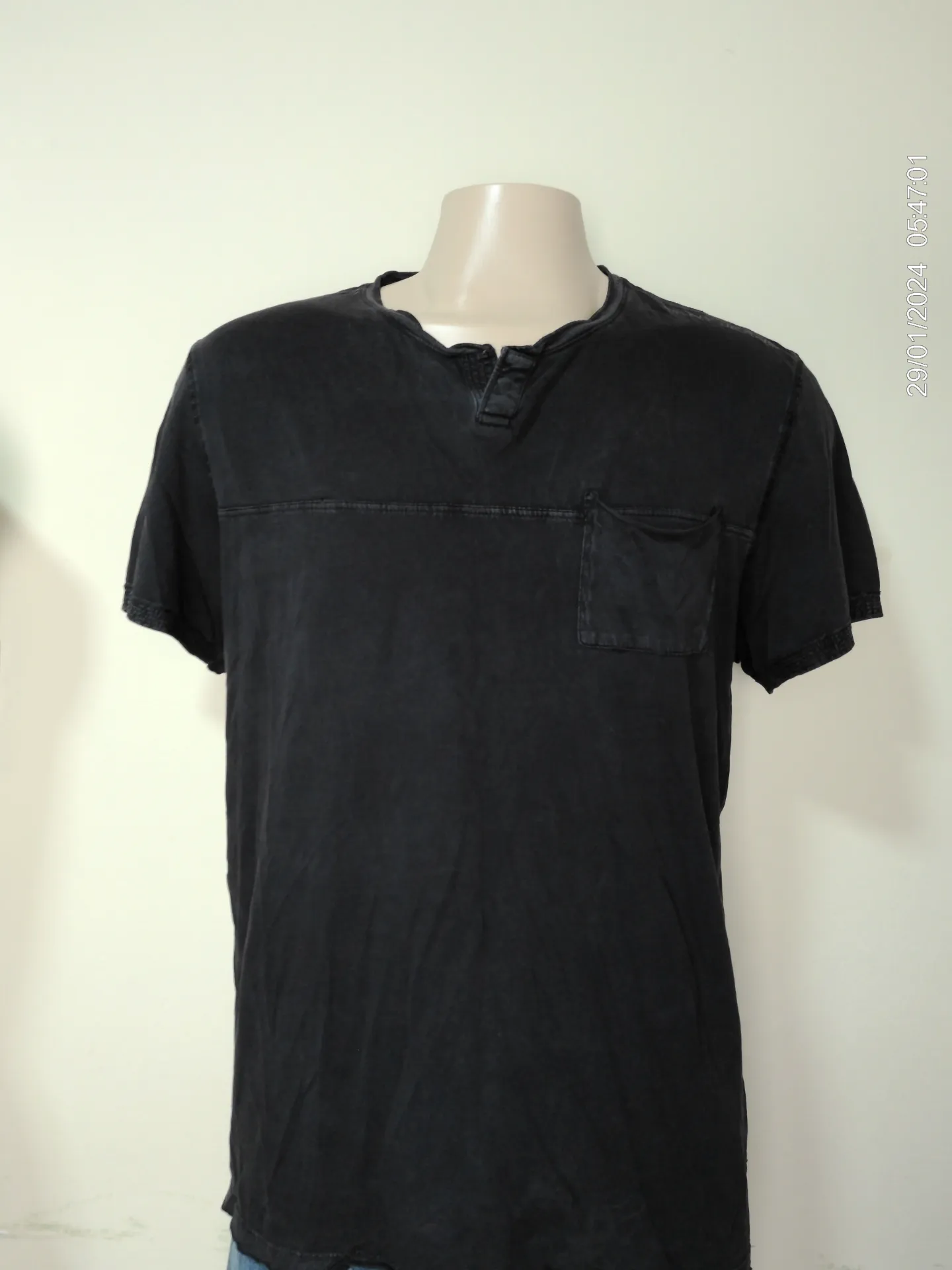 Remera manga corta negra con detalles