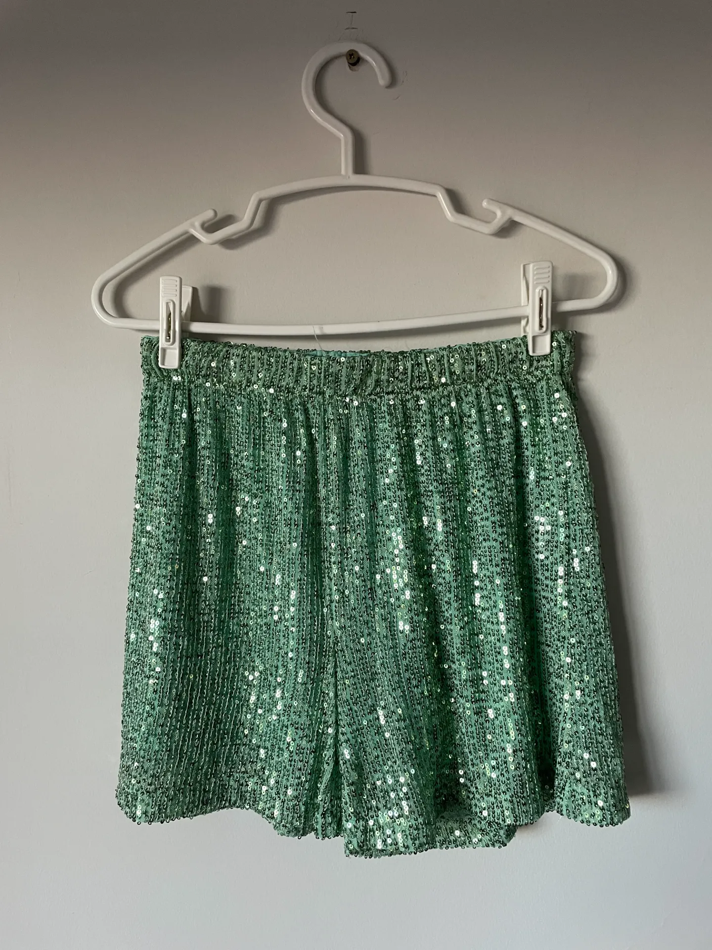 [MODFETIUSA0073] Short verde con lentejuelas brillosas