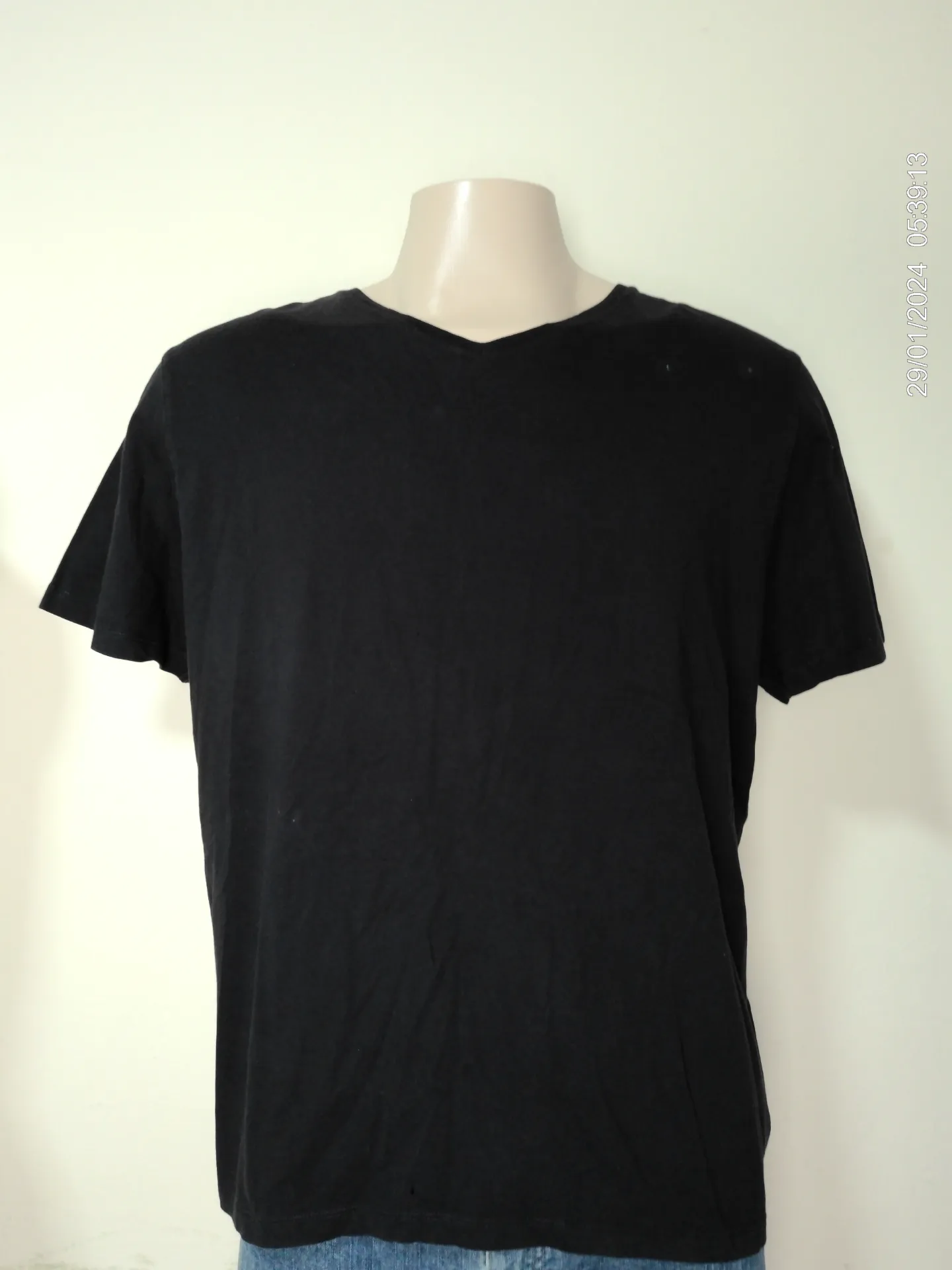 [MODMETIUSA0006] Remera manga corta negra cuello en v 