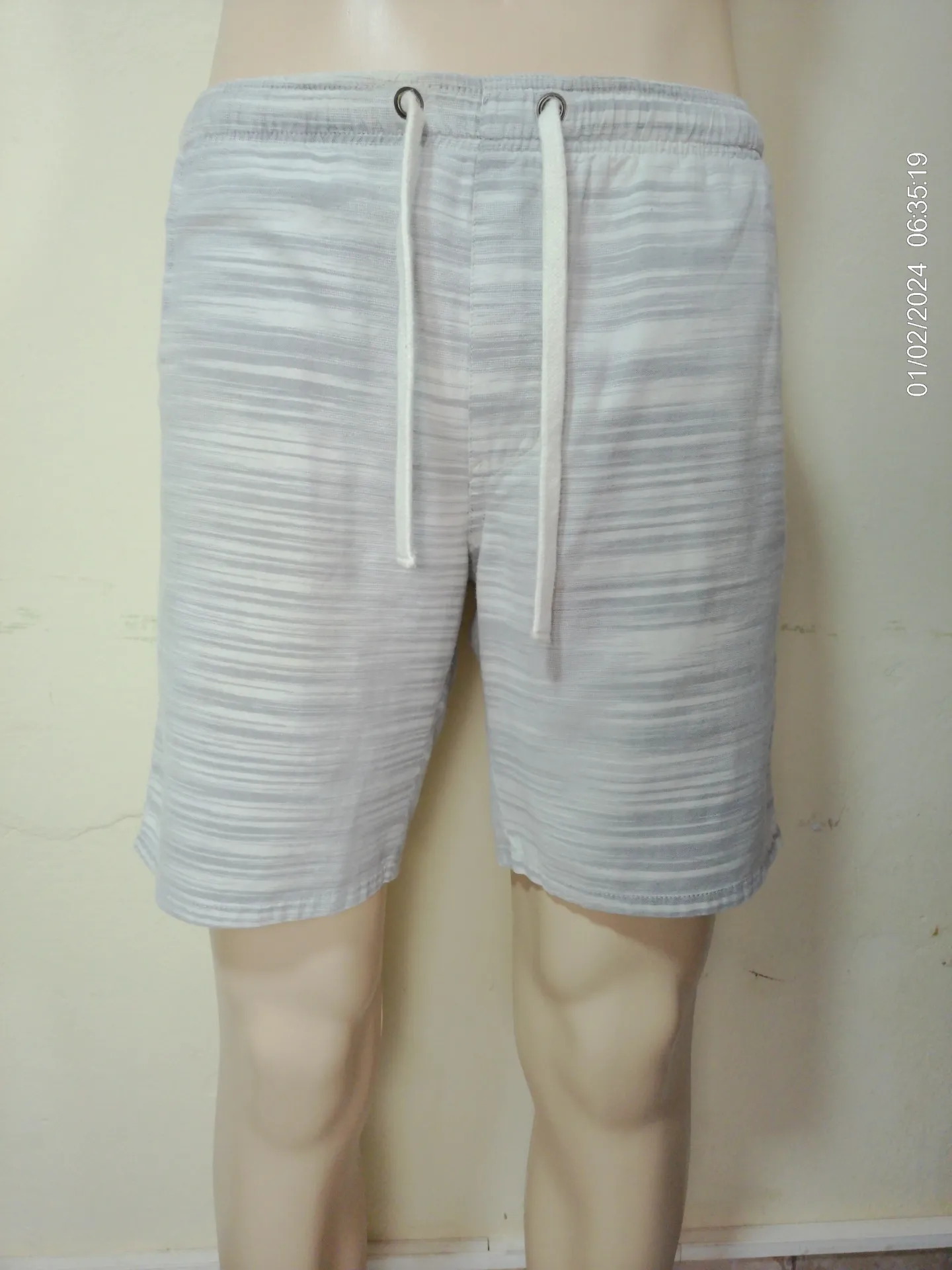 [MODMETIUSA0564] Bermuda a rayas blanco y gris con elastico